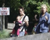 Дженнифер Гарнер на прогулке с дочерьми