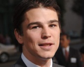 Джош Хартнетт спешит на помощь