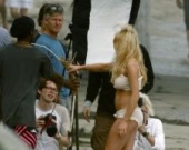 Линдсей Лохан вооружилась луком и стрелами