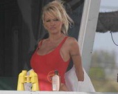 Памела Андерсон в бикини спасателей Малибу (ФОТОРЕПОРТАЖ)