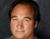 Джеймс Белуши устроил драку в самолете