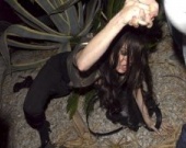 Линдсей Лохан не устояла на ногах