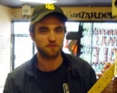 Роберт Паттинсон в музыкальном магазине