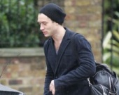 Джуд Лоу играет в Чарли Чаплина