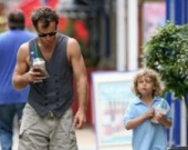 Джуд Лоу с сыном в Лондоне