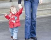 Дочка Николь Кидман делает первые шаги