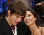 Эштон Катчер нашел жене роль