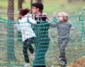 Джоли и Питт гуляют с детьми в парке в Будапеште