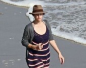 Пляжная девушка Лив Тайлер