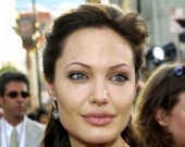 Джоли приглядела еще парочку малышей