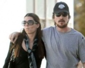 Кристиан Бейл гуляет с женой