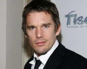 Итан Хоук тайно встречается с няней