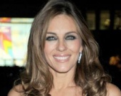 Элизабет Херли хвастается своим вырезом