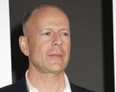 Брюс Уиллис за барной стойкой