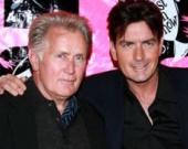 Отец Чарли Шина хочет отправить его на лечение