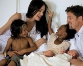 У детей Анджелины Джоли появилась вторая мама