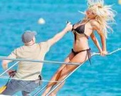 С Памелы Андерсон сорвали купальник