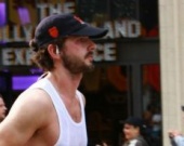 Шайа ЛаБаф пробежал лос-анджелесский марафон