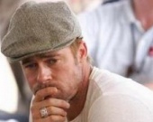 Питт хочет убедить в любви к Джоли