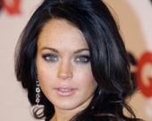 Линдсей позволяет себе пить шампанское