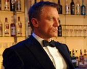 Первой Бонда увидит королева