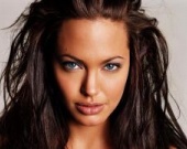 Джоли зарабатывает больше Энистон