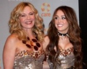 Майли Сайрус и Ким Кэтролл в одинаковых платьях