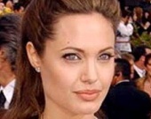 Анджелина Джоли недовольна своей грудью