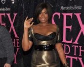 Дженнифер Хадсон вяжет шарфы