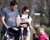 Бен Аффлек и Дженнифер Гарнер с детьми в парке