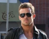 Так должен выглядеть любой молодой папа!