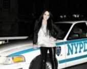 Линдсей Лохан позирует на полицейской машине