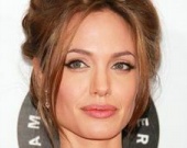 Брэд заставляет Анжелину работать