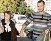 За Анни Жирардо ухаживает парень из Минска