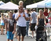 Тори Спеллинг с семьей на блошином рынке