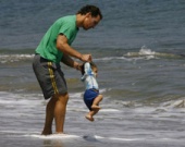 Мэтью Макконахи гуляет с сыном