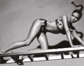 Новое фото Виктории Бэкхем для Armani