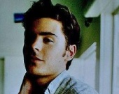 Зак Эфрон предлагает фанатам провести с ним целый год