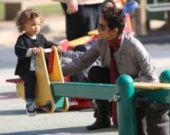 Халли Берри гуляет с дочкой