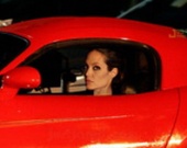 Джоли обкатывает спортивную машину