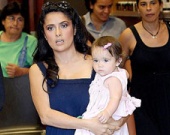 Красавица Сальма Хайек с дочкой