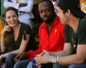 Джоли и Питт пожертвовали на Гаити миллион