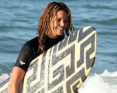 Элль Макферсон покоряет волны