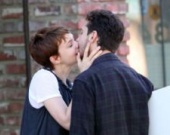 Влюбленный и счастливый Шайа ЛаБаф