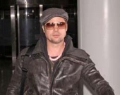 Почему Брэд Питт улетел во Францию один