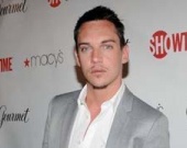 Джонатана Рис-Майерса оградили от искушений