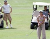 Холли Берри играет в гольф