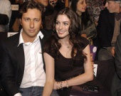 Энн Хатауэй рассталась с бойфрендом