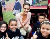 Джессика Альба помогает детям