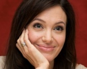 Питт опубликовал фото кормящей Джоли